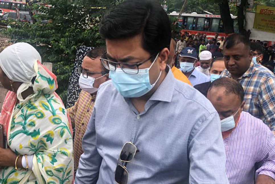 অবৈধ স্থাপনার কাজ বন্ধ করে দিলেন মেয়র তাপস