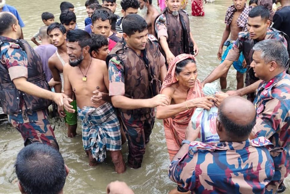 বন্যাদুর্গতদের উদ্ধার তৎপরতা ও ত্রাণসামগ্রী বিতরণ অব্যাহত বিজিবি’র