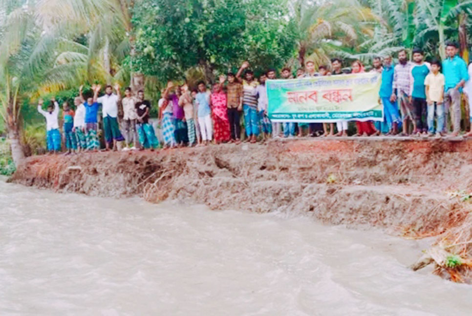 পানগুছি নদীর ভাঙ্গন রোধের দাবিতে মানববন্ধন