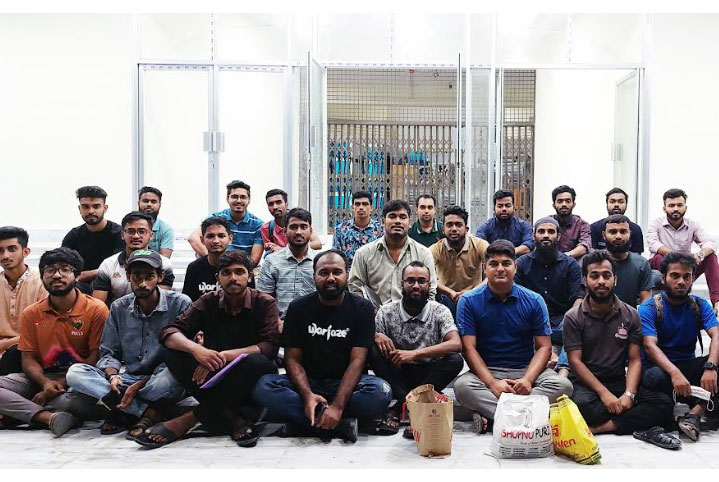
ভাসানী বিশ্ববিদ্যালয়ের শিক্ষার্থীরা ত্রাণ সামগ্রী নিয়ে সিলেট যাচ্ছেন
