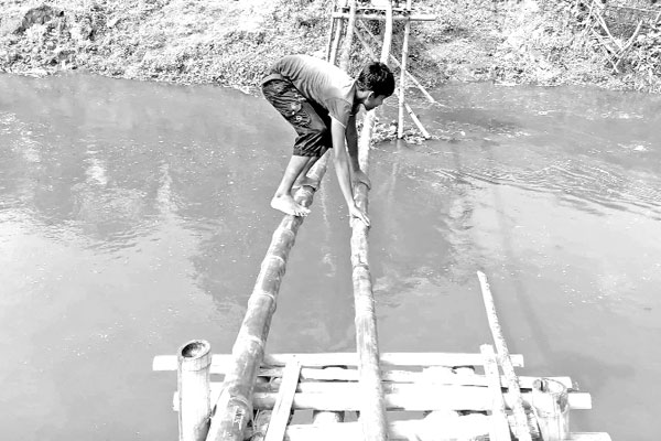 বাঁশের সাঁকোই ভরসা