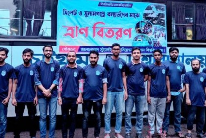 বন্যার্তদের পাশে দাঁড়াতে শুকনো খাবার নিয়ে চবির বাস যাচ্ছে সিলেটে