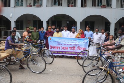 শাজাহানপুরে জেলেদের মাঝে ভ্যান গাড়ি বিতরণ