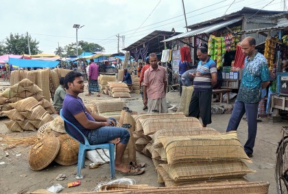 দিনাজপুরে বেড়েছে মাছ ধরার উপকরণ বিক্রি