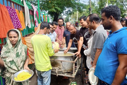 স্বেচ্ছাসেবক দলের উদ্যোগে বন্যার্তদের মাঝে খাবার বিতরণ