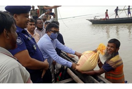 ধুনটে বানভাসিদের মাঝে ত্রাণ বিতরণ 