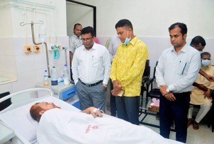 জেলা ও দায়রা জজকে দেখতে হাসপাতালে জেলা প্রশাসক ও পুলিশ সুপার