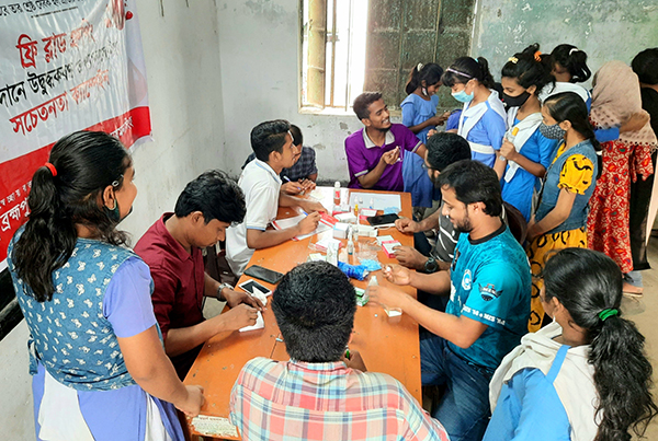 খুদে শিক্ষার্থীদের বিনামূল্যে রক্তের গ্রুপ নির্ণয় 