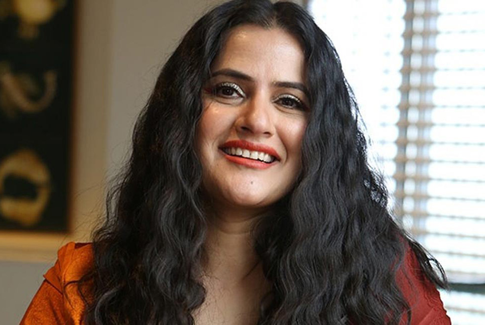 গণধর্ষণের হুমকি পেয়েছিলেন সোনা মহাপাত্র