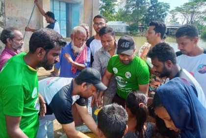 খাবার নিয়ে বন্যার্তদের পাশে 'হ্যালো ছাত্রলীগ'