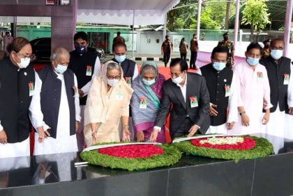দলের প্রতিষ্ঠাবার্ষিকীতে বঙ্গবন্ধুর প্রতিকৃতিতে প্রধানমন্ত্রীর শ্রদ্ধা