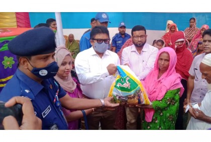 সোনাতলায় বন্যাদুর্গত এলাকায়
ত্রাণ বিতরণ 