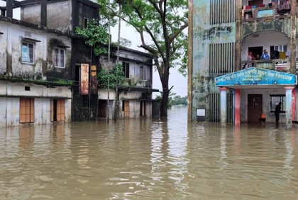 কমছে পানি, আশ্রয়কেন্দ্র থেকে ফিরছে মানুষ
