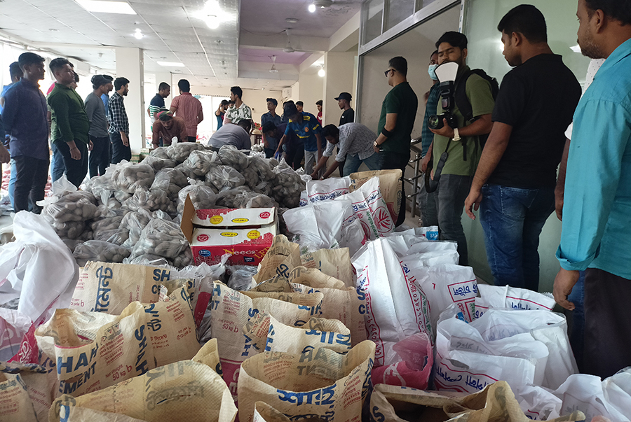 বন্যার্ত দেড় হাজার পরিবারের পাশে কুমিল্লা জেলা ক্রিকেট কমিটি 