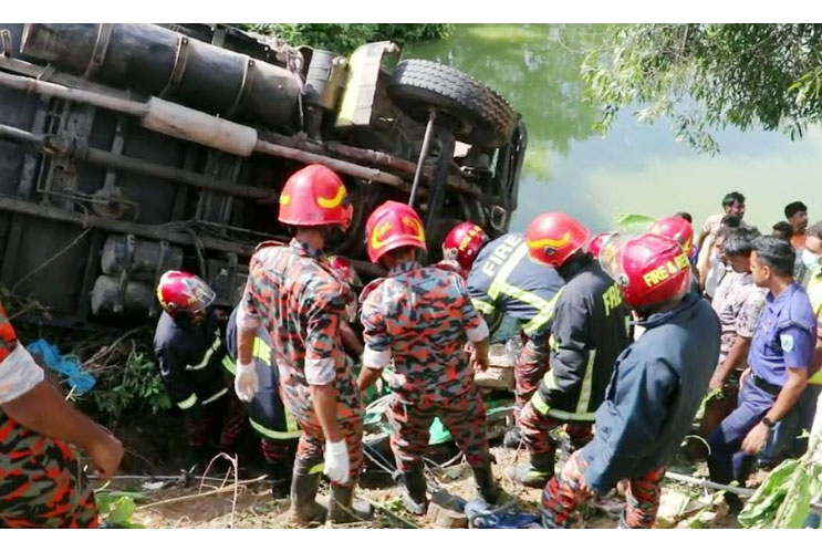 নওগাঁয় সড়ক দুর্ঘটনায় নিহত ৫