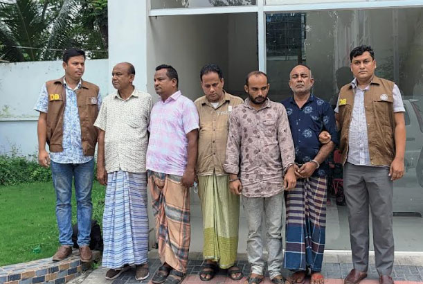 নরসিংদীতে পুলিশ পরিচয়ে ডাকাতি, গ্রেফতার
৫ 