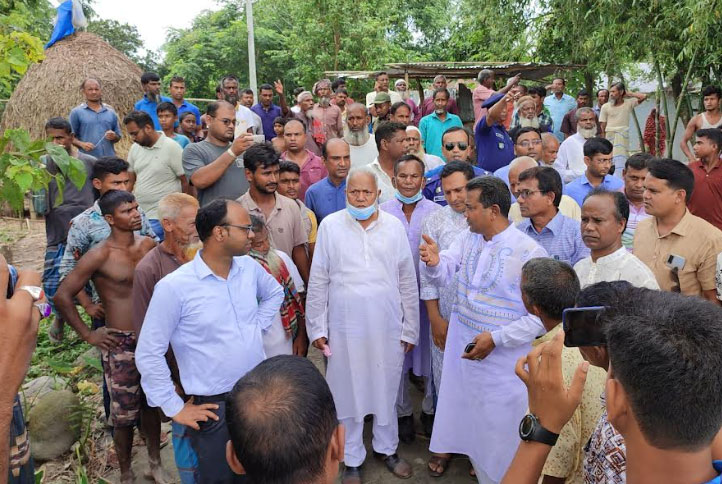 নীলফামারীতে স্বাভাবিক অবস্থায় তিস্তা, ক্ষতিগ্রস্ত এলাকা পরিদর্শন