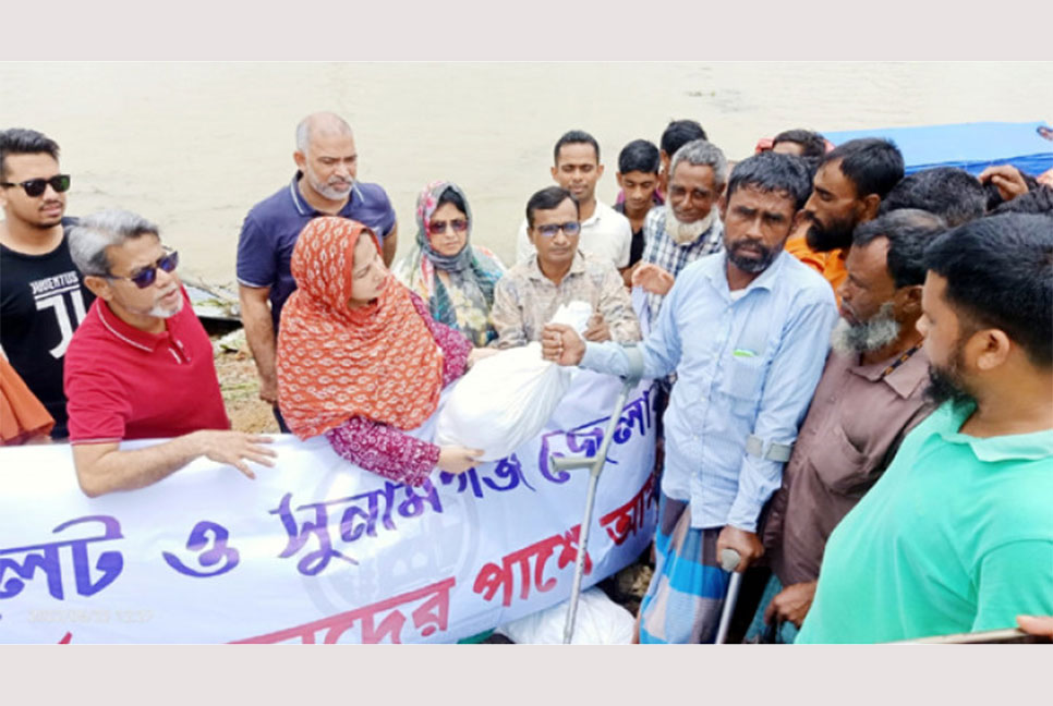 বানভাসিদের মধ্যে খাদ্য সামগ্রী বিতরণ জালালাবাদ অ্যাসোসিয়েশনের