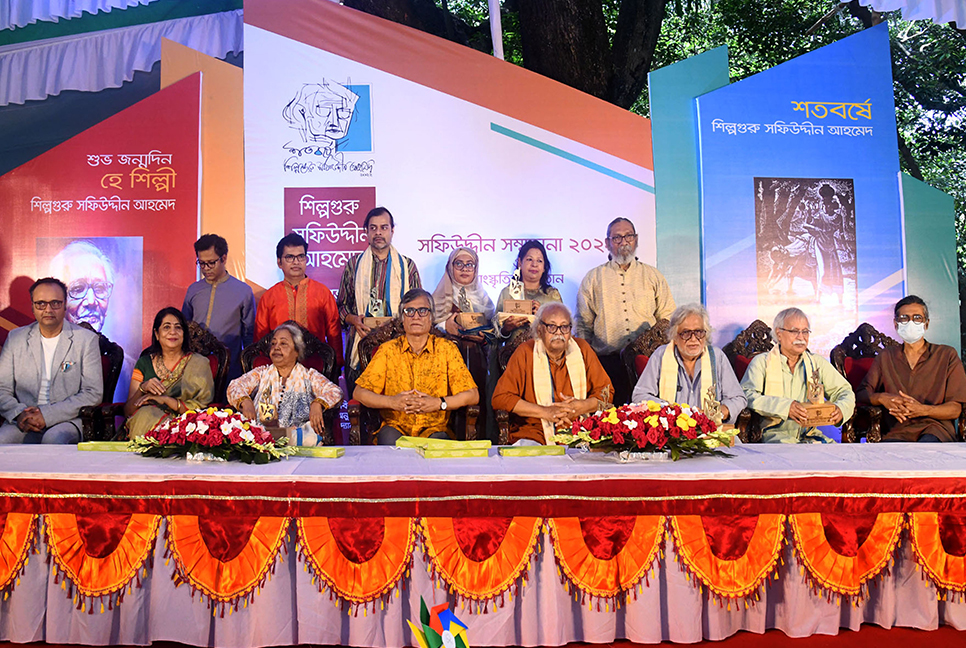 শিল্পগুরু সফিউদ্দীন আহমেদ সম্মাননা পেলেন ৭ জন 