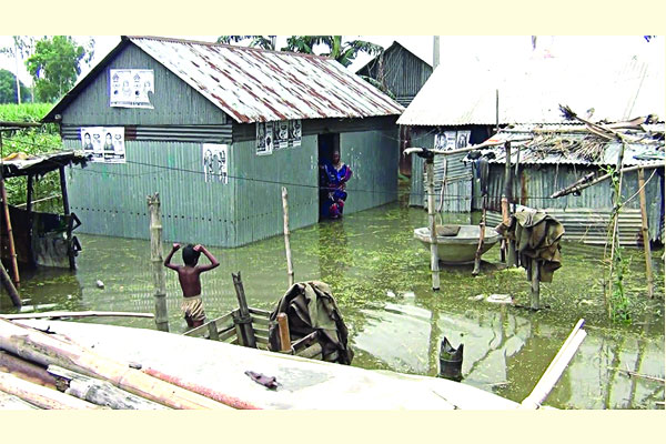 এখনো তলিয়ে অনেক বাড়িঘর