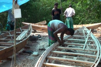টাঙ্গাইলে বন্যার পানি বাড়ার সাথে সাথে নৌকা তৈরি ও বেচাকেনার ধুম পড়েছে