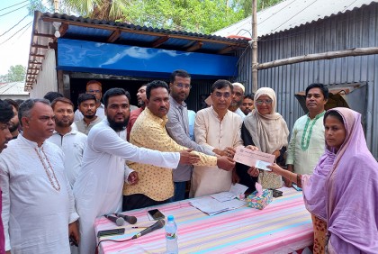 কালিয়াকৈরে আগুনে পুড়ে ক্ষতিগ্রস্তদের মাঝে আর্থিক সহযোগিতা