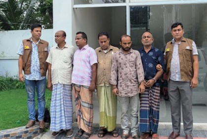 নরসিংদীতে পুলিশ পরিচয়ে ডাকাতি, গ্রেফতার
৫ 