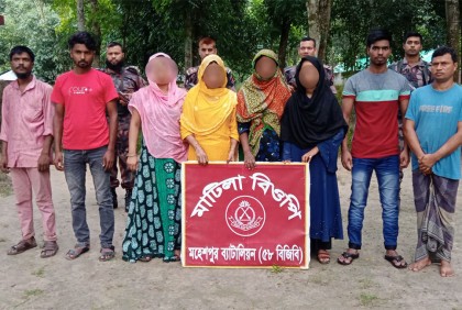 মহেশপুর সীমান্ত থেকে আটক ১২