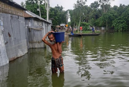 কুড়িগ্রামে বানভাসি মানুষের দুর্ভোগ বাড়ছে