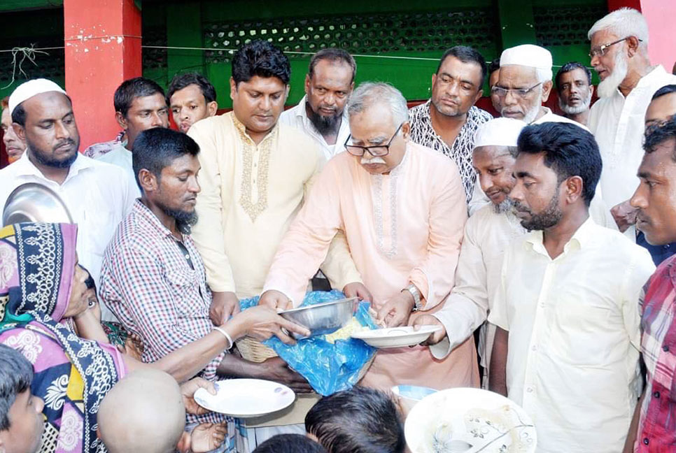 বিশ্বনাথে বানভাসি মানুষের মাঝে আওয়ামী লীগ নেতার ত্রাণ বিতরণ