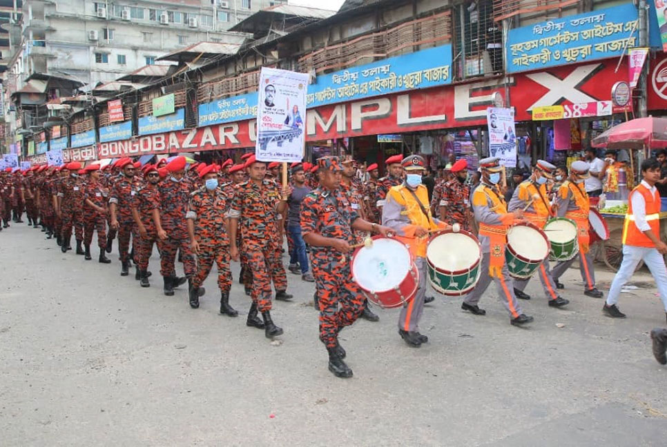 পদ্মা সেতুর উদ্বোধন উপলক্ষে ফায়ার সার্ভিসের বর্ণিল শোভাযাত্রা