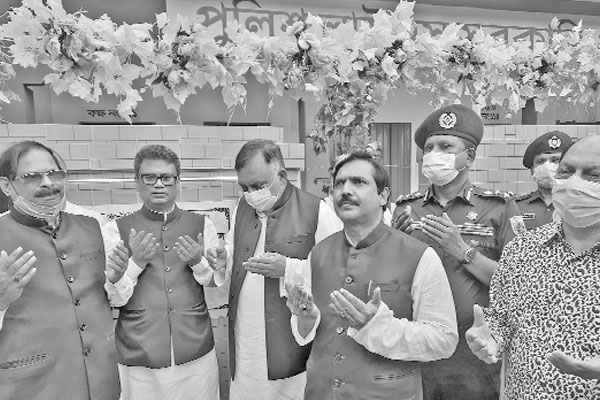 বিদ্যালয়ের নামফলক উন্মোচন করলেন স্বরাষ্ট্রমন্ত্রী