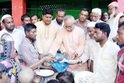বিশ্বনাথে বানভাসি মানুষের মাঝে আওয়ামী লীগ নেতার ত্রাণ বিতরণ