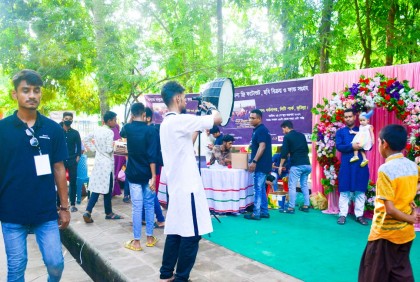 ছবি তুলে বানভাসিদের জন্য অর্থ সংগ্রহ 