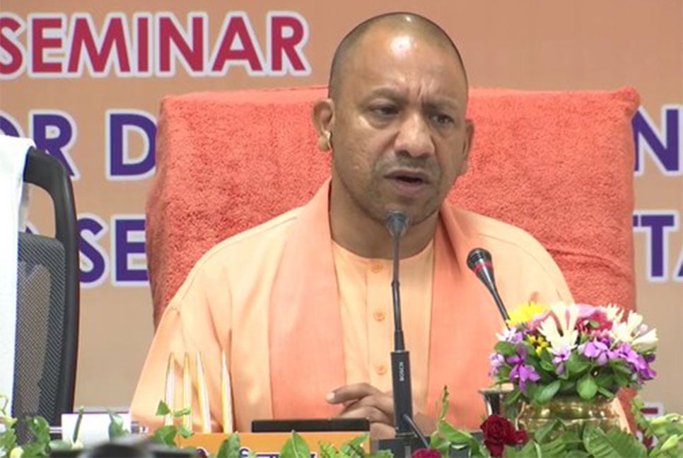 হেলিকপ্টারে পাখির ধাক্কা, অল্পের জন্য রক্ষা যোগী আদিত্যনাথের
