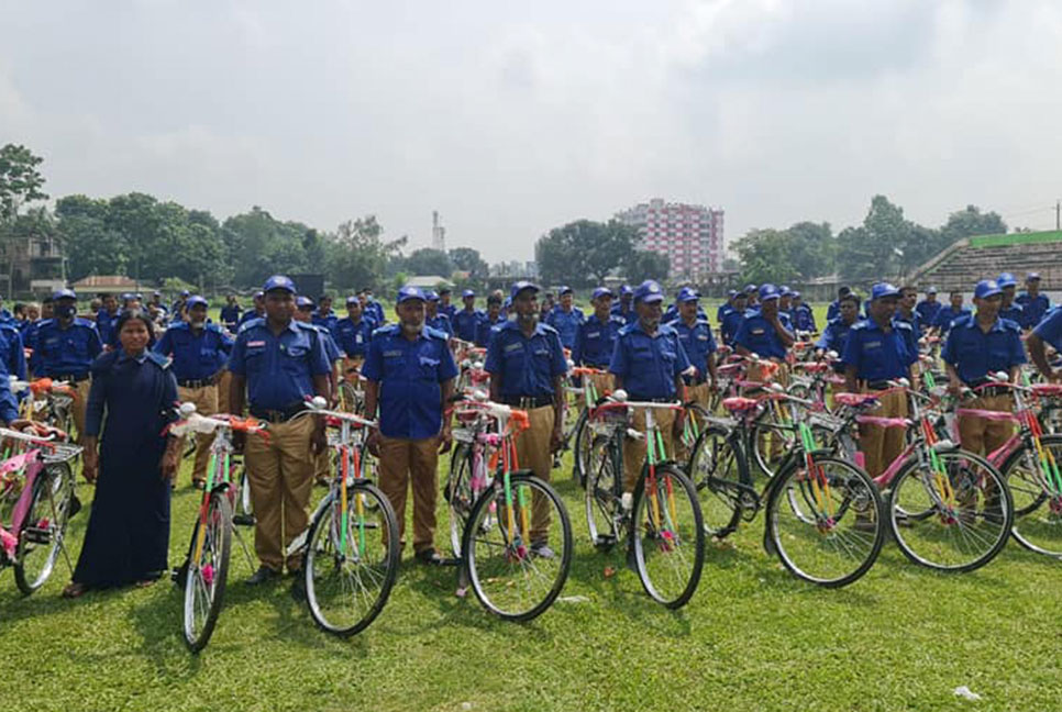 ঠাকুরগাঁওয়ে গ্রাম পুলিশের মাঝে সাইকেল বিতরণ