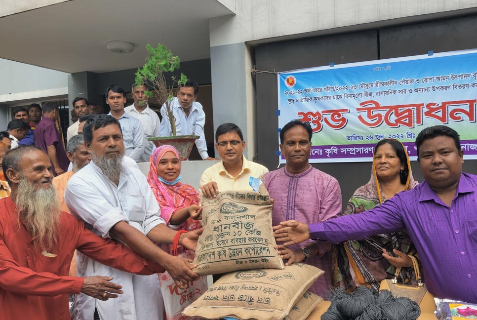 খানসামায় ৪৬০ কৃষকের মাঝে বিনামূল্যে বীজ ও সার বিতরণ