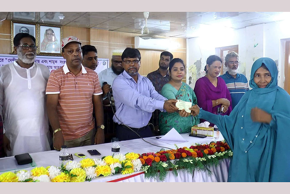 ঝালকাঠিতে নদীর ভাঙ্গন কবলিত দুঃস্থদের মাঝে চেক বিতরণ