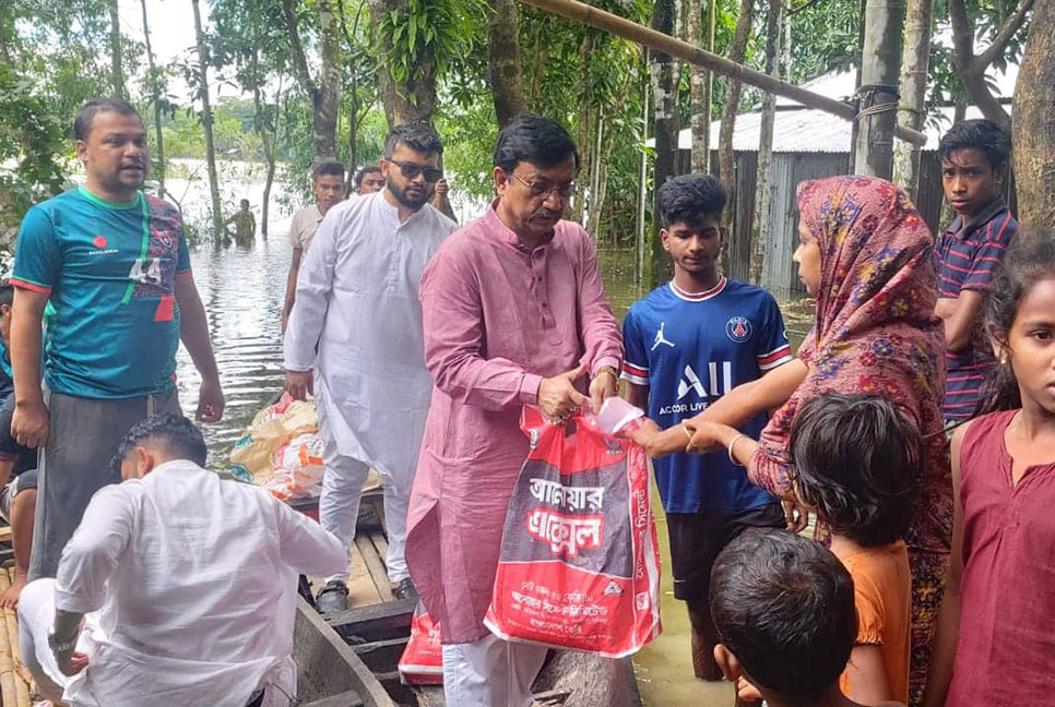 বন্যার্তদের মাঝে সিলেট বিভাগ আইনজীবী পরিষদের ত্রাণ বিতরণ