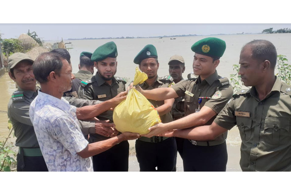 হবিগঞ্জে বন্যা কবলিত মানুষের মাঝে ত্রাণ সামগ্রী বিতরণ 