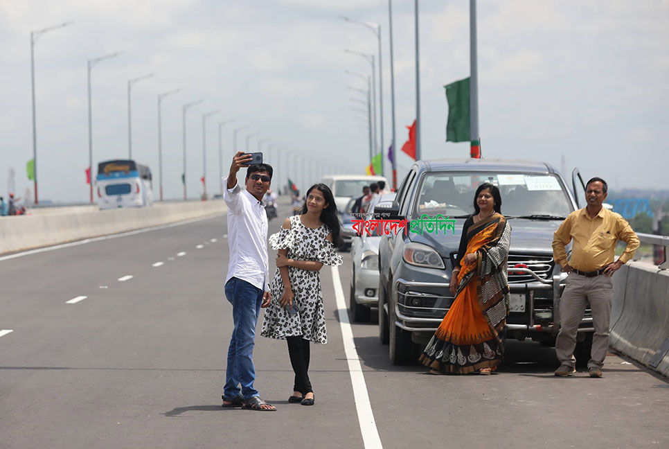 পদ্মা সেতুতে গাড়ি থামিয়ে নেমে ছবি-সেলফি তুললে জরিমানা