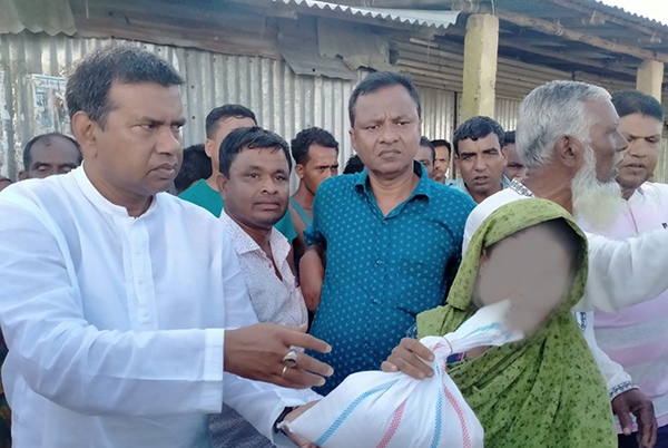 বন্যা দুর্গতদের মাঝে ত্রাণ বিতরণ করলেন এমপি মিসবাহ