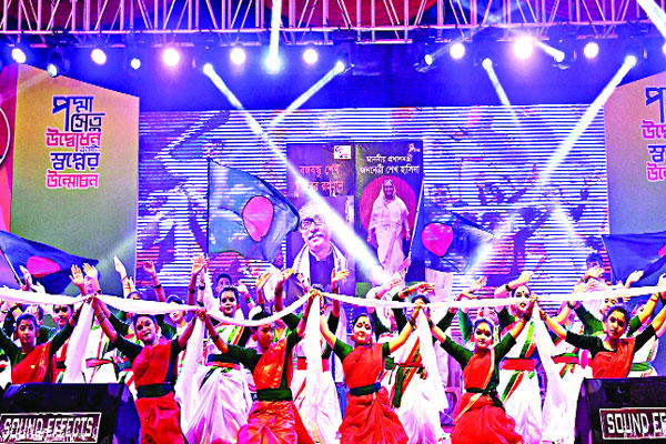 বাঁধভাঙা উচ্ছ্বাসে দেশ