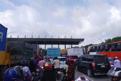 পদ্মা সেতুর দুই পাড়ে গাড়ির দীর্ঘ সারি

