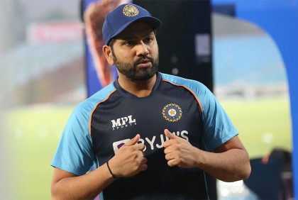 খেলার মাঝে জানা গেল করোনায় আক্রান্ত রোহিত শর্মা