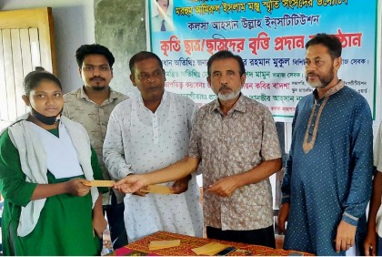 আদমদীঘিতে পৌর চেয়ারম্যান স্মরণে ১২ মেধাবী শিক্ষার্থীকে বৃত্তি