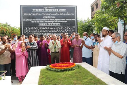 শহীদ কামারুজ্জামানের মাজারে রাবি উপাচার্যের পুষ্পস্তবক অর্পণ
