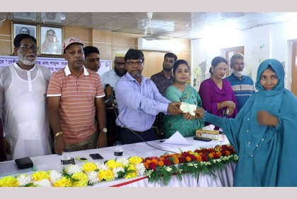 ঝালকাঠিতে নদীর ভাঙ্গন কবলিত দুঃস্থদের মাঝে চেক বিতরণ