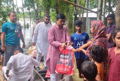বন্যার্তদের মাঝে সিলেট বিভাগ আইনজীবী পরিষদের ত্রাণ বিতরণ