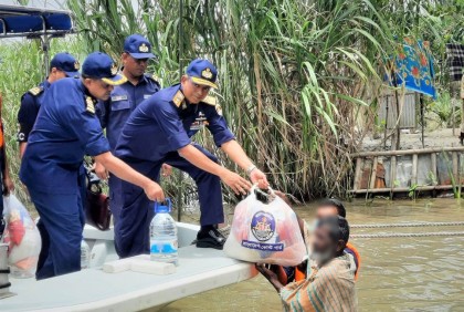 সুনামগঞ্জে বন্যার্তদের মাঝে কোস্ট গার্ড মহাপরিচালকের ত্রাণ বিতরণ